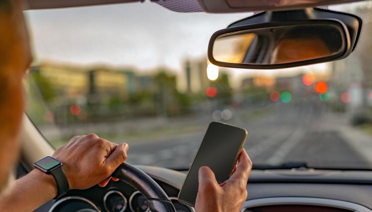 телефон - КАРАТ НА СЛЯПО: 80% използват телефони зад волана!