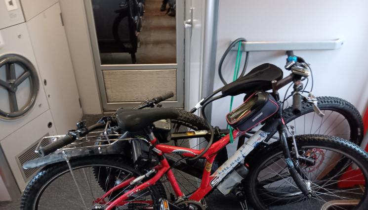 колело - БЯГАНЕ С ПРЕПЯТСТВИЯ: Пътници прескачат велосипеди във влака!