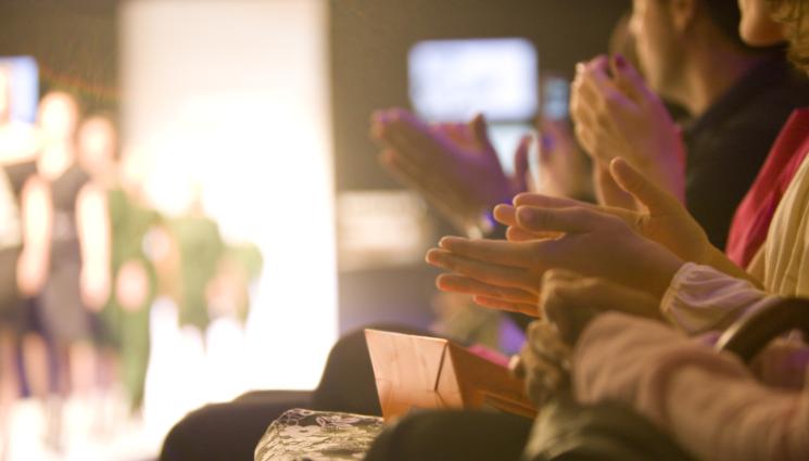 ревю - ДЕБЮТ: 