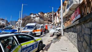 Камион се удари челно в електрически стълб в Смолян Трима