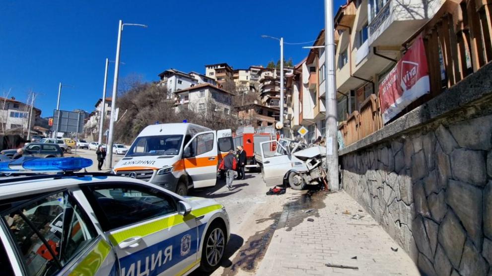 Камион се удари челно в електрически стълб в Смолян. Трима