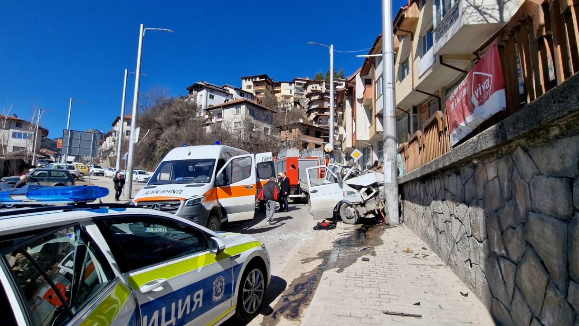 Камион се удари челно в електрически стълб днес по обед