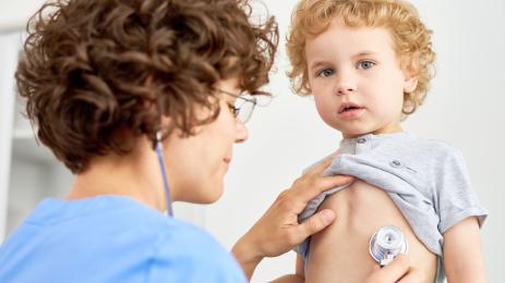 преглед дете лекар