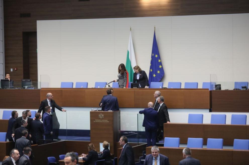 парламент скандал