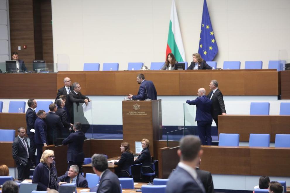 парламент скандал