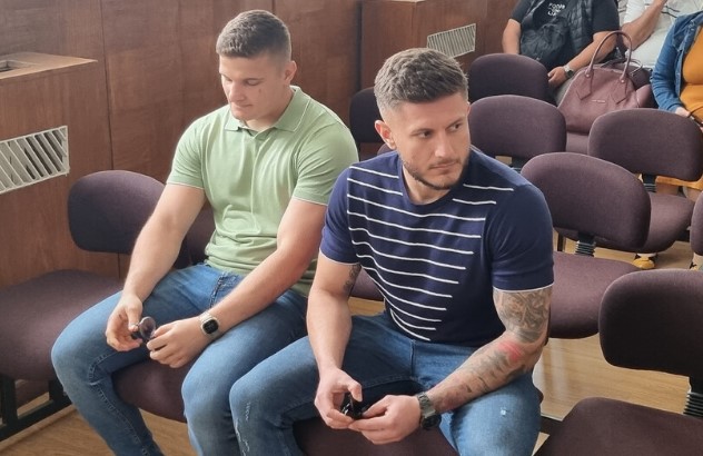  двамата биячи 