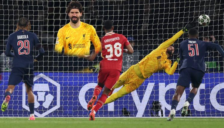 Алисон Бекер Ливърпул ПСЖ - Пеят химни за вратаря на Ливърпул Алисон Бекер за мача на живота му в Париж