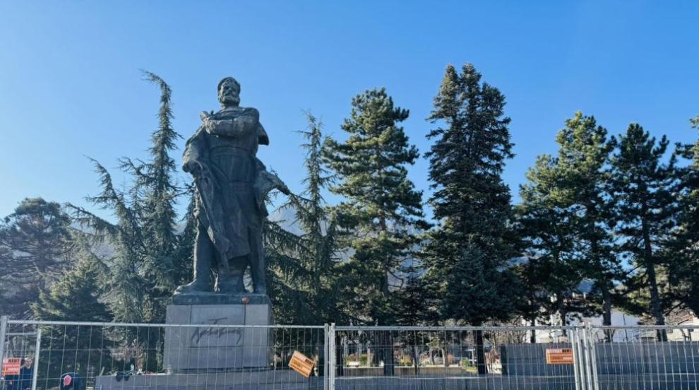 Монтираха носещата конструкция на паметника на Христо Ботев във Враца (СНИМКИ)