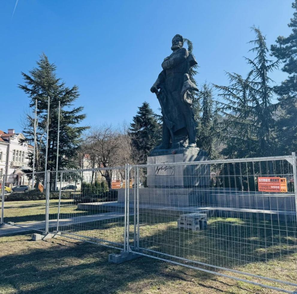 Стартира ремонтът на паметника на Христо Ботев във Враца (снимки) 4 991 ratio pametnik hristo botev remont vraca