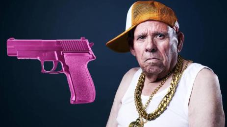 дядо пластмасов пистолет