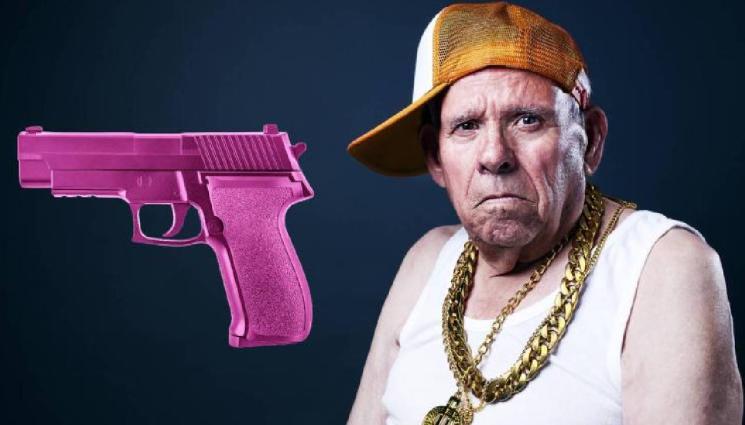 дядо пластмасов пистолет - ВЪОРЪЖЕН И ОПАСЕН: Фиркан дядо заплаши касиер с детски пистолет!