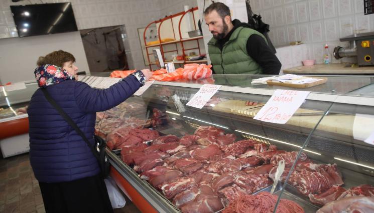 магазин месо - ЗАБОГАТЯХМЕ И РАЗВЪРЗАХМЕ КЕСИЯТА: Купуваме 2,5 пъти повече свинско