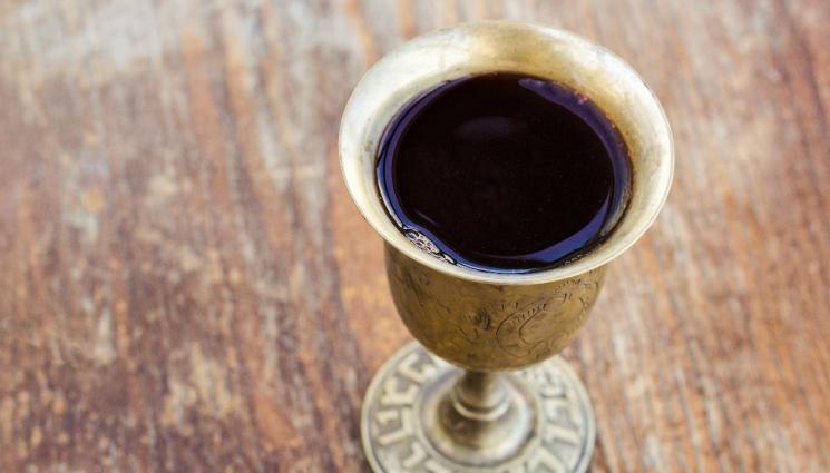 златно време - ПИЯНА ОТ КРЪВТА НА МЪЧЕНИЦИТЕ: Вавилонската блудница яхва звяр със седем глави!