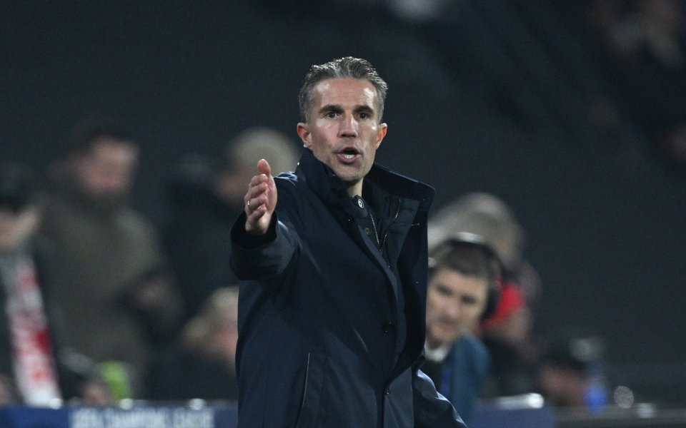 Сърцераздирателно - синът на Робин ван Перси се контузи тежко пред очите на баща си (ВИДЕО)