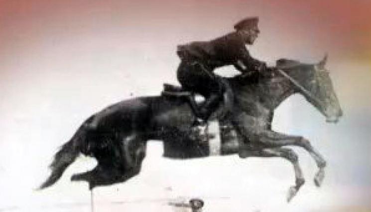 Капитан Крум Лекарски на състезание - Жокей прославя България на 4 олимпиади: Крум Лекарски пътува в конски вагон