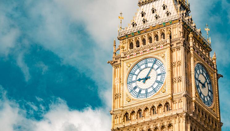 Биг Бен - Мъж се изкачи на кулата Биг Бен в Лондон (ВИДЕО)