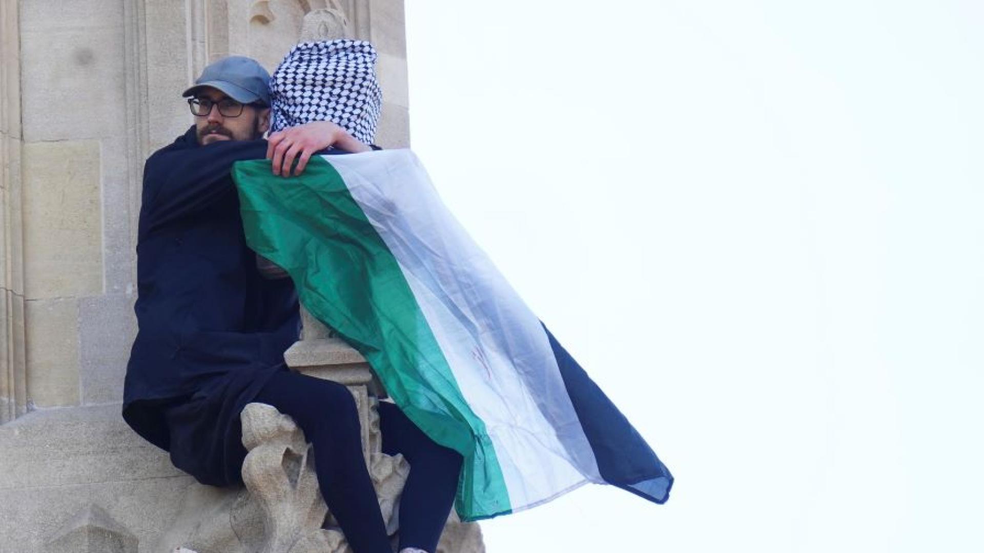 Мъж се изкачи на кулата Биг Бен в Лондон в