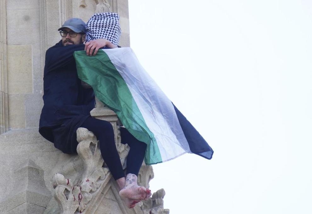 Мъжът, изкачил се на кулата Биг Бен в Лондон с палестинско знаме