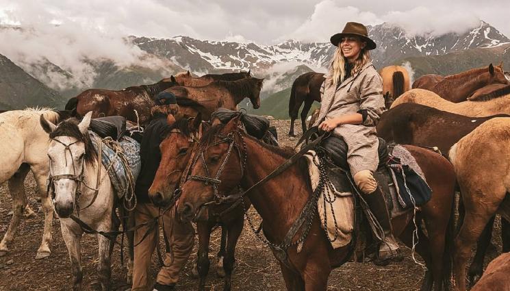 Габриела Терзиева - ГЕРОЙ НА СЕДМИЦАТА: Габи Терзиева играе на гоненица със слонове, язди кон из пустините по света