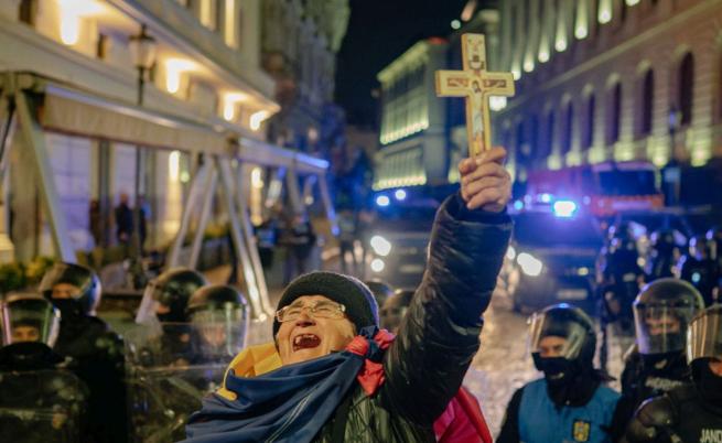 Протестите в Букурещ: Насилие и хаос след анулирането на кандидатурата на Джорджеску