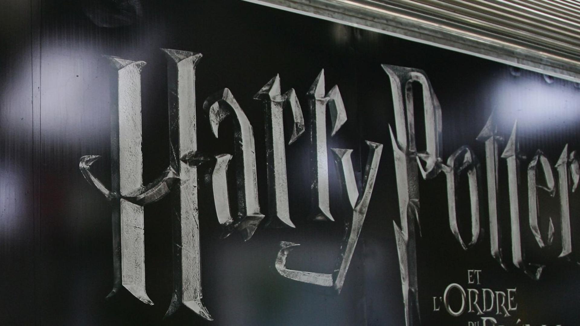 Саймън Фишър Бекер известен с ролите си в Хари Потър и