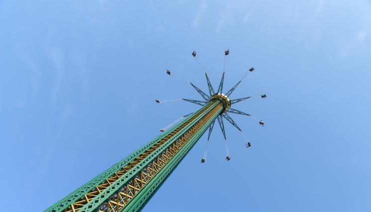 въртележка Пратер Виена - ДА НАСТРЪХНЕШ ОТ УЖАС: Пожарникари свалят блокирани хора от най-високата въртележка в света (ВИДЕО)