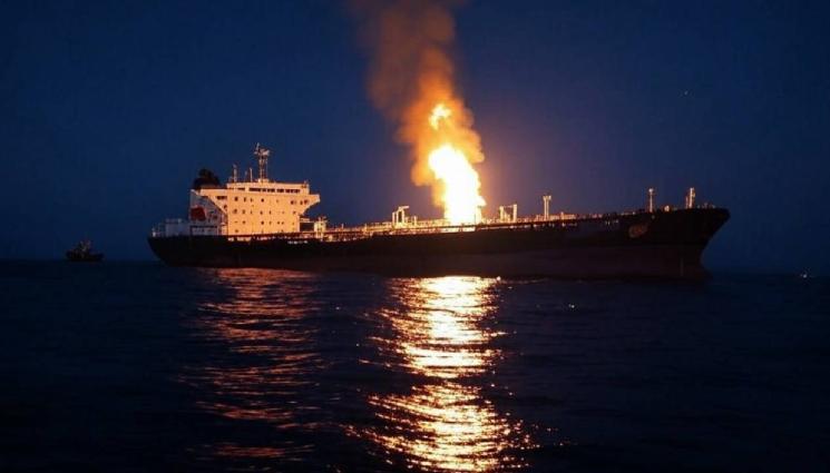 танкер - Петролен танкер се запали след удар в товарен кораб край Англия (ВИДЕО)