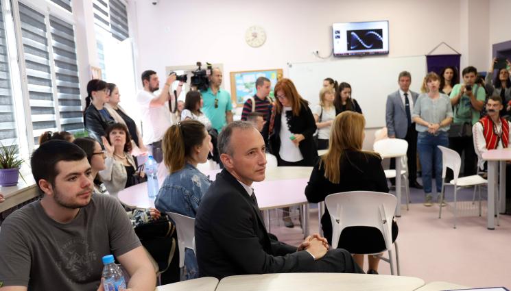 училища - ВСЕСТРАННО РАЗВИТИ ЛИЧНОСТИ: Учениците ще сменят по три професии в живота си