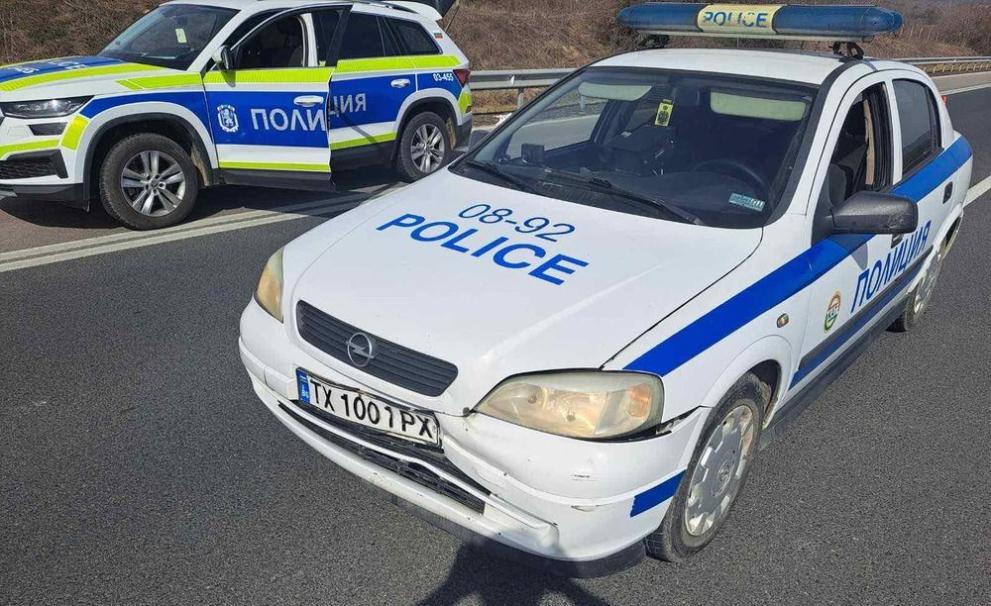 Двама мъже са задържани след гонка с пътни полицаи от