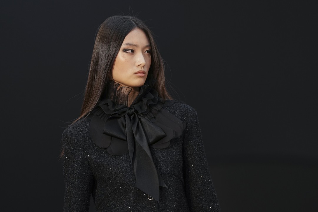 <p>Haute Couture колекцията на Chanel за сезон есен-зима 2025/26 бе представена в Париж пред отбрани VIP гости.</p>