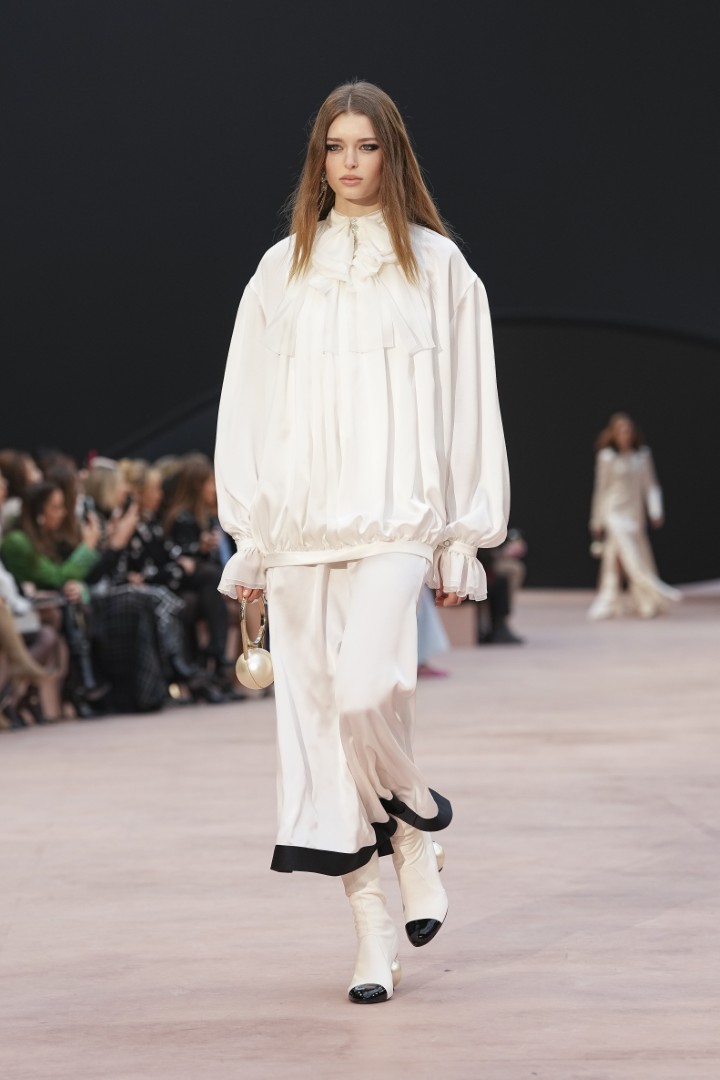 <p>Haute Couture колекцията на Chanel за сезон есен-зима 2025/26 бе представена в Париж пред отбрани VIP гости.</p>