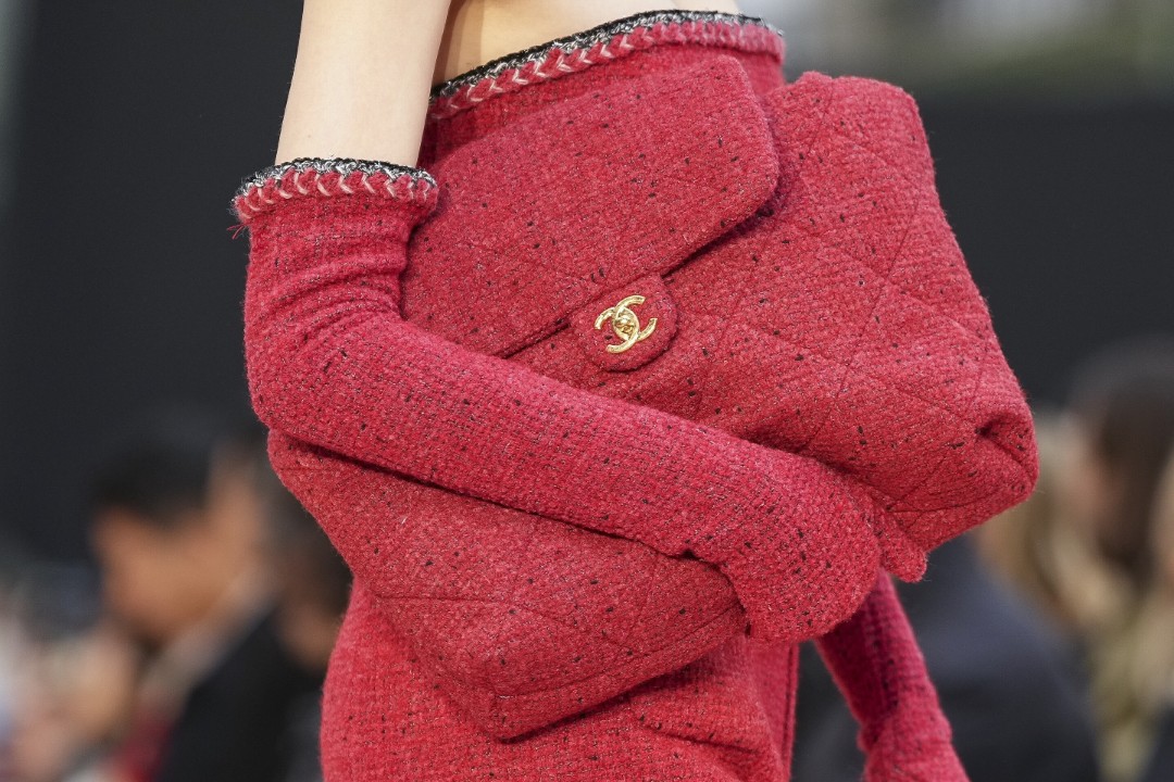 <p>Haute Couture колекцията на Chanel за сезон есен-зима 2025/26 бе представена в Париж пред отбрани VIP гости.</p>