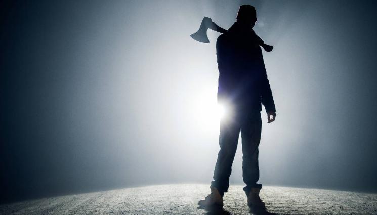 брадва - Пиян и надрусан с брадва заплаши приятелката си, нахвърли се на полицаи