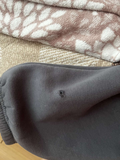 куче захапа момиче