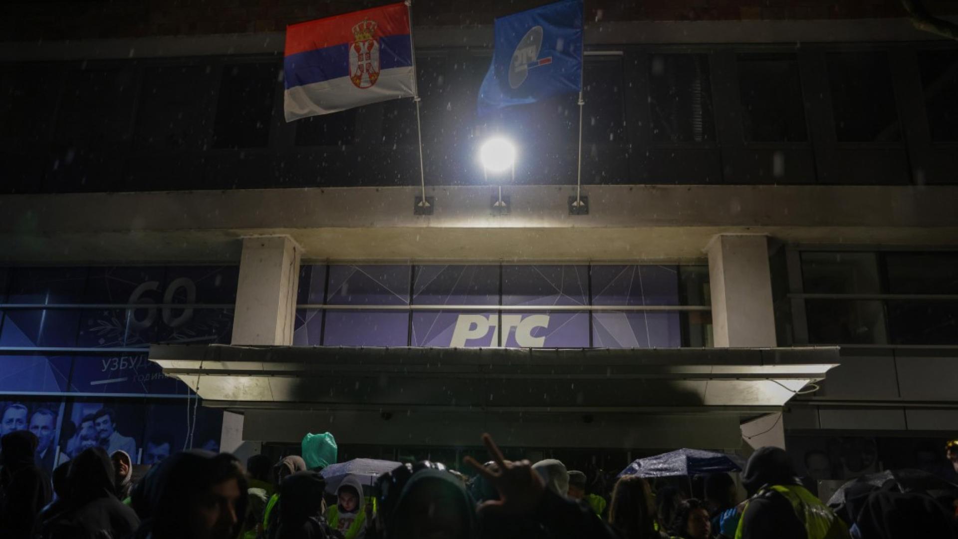 Демонстрантите свалиха блокадата на  Радио телевизия на Сърбия Стотици сръбски граждани сред