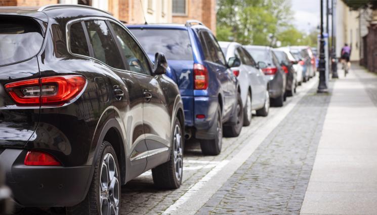 паркиране - СТАНА СПОНСОР НА ОБЩИНАТА: Мъж плаща глоби, за да брани гаража!