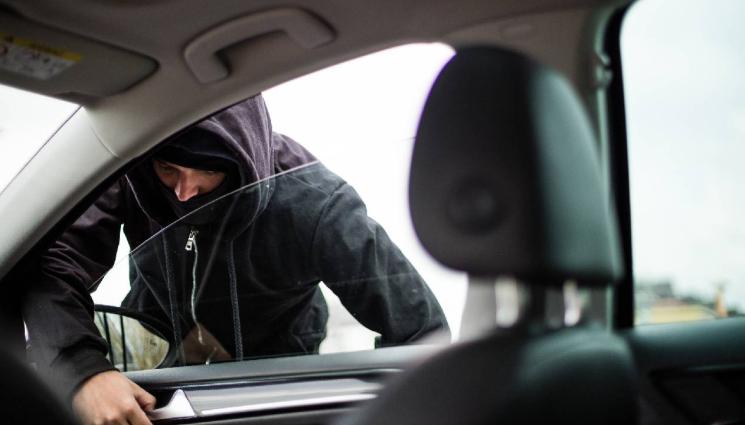 d - НЕ ИЗДЪРЖА ДЪЛГО: Заловиха автоджамбаз да краде, пуснат от ареста преди дни (СНИМКИ)