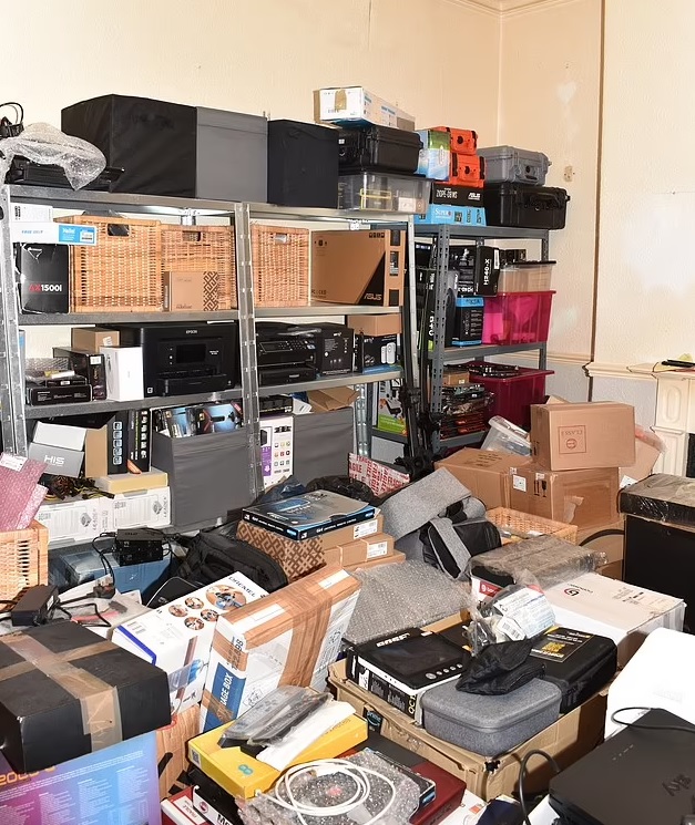  част от оборудването на бандата шпиони 