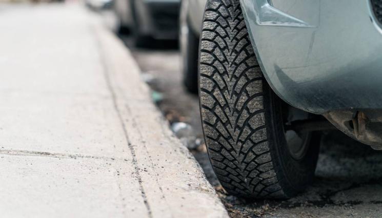 d - ЗА ПО-БЪРЗО: Пернишки шофьори карат по пешеходен тротоар!