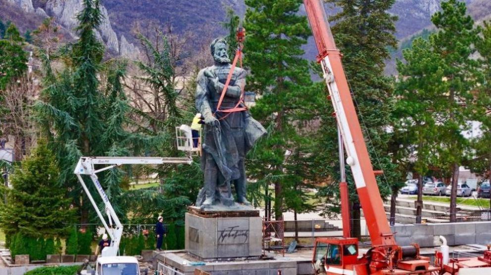 Паметникът на Христо Ботев вече е цял.Това съобщи кметът на