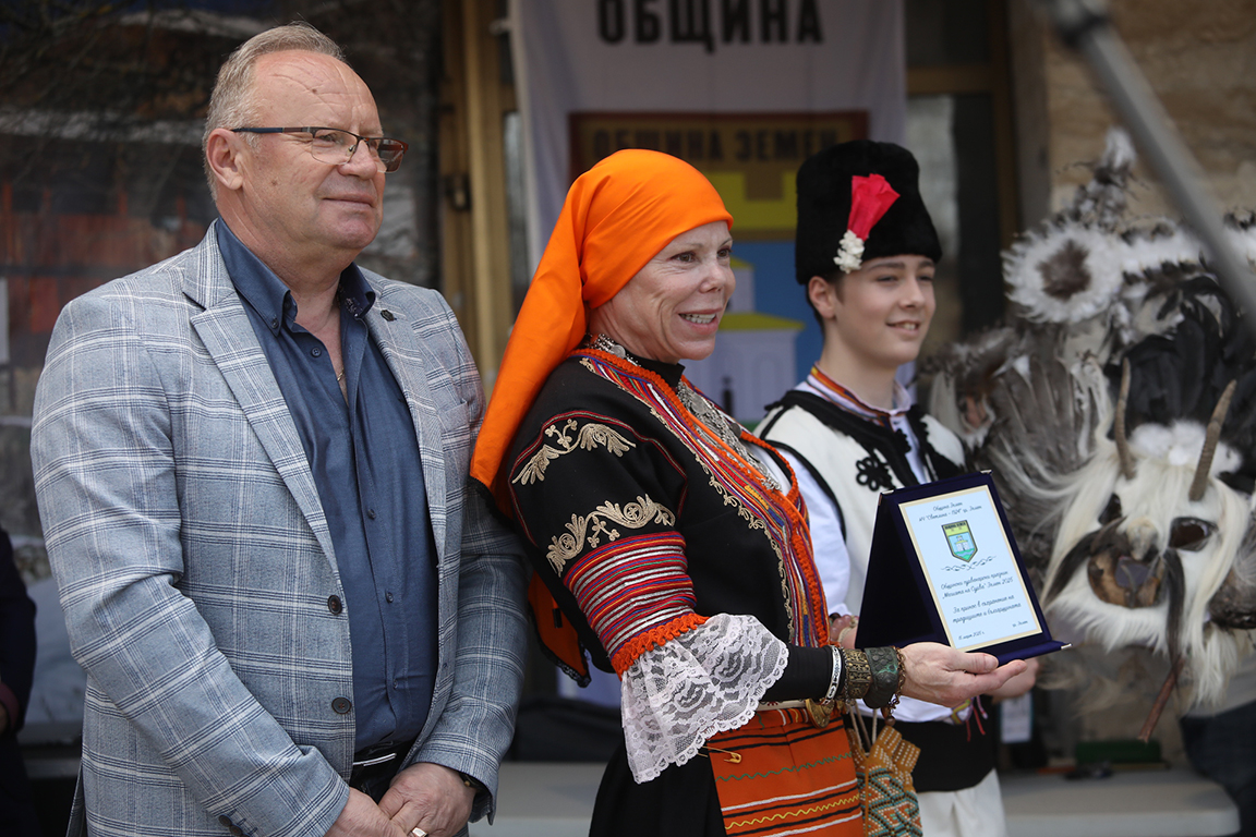 <p>Синът на Китин Муньос и княгиня Калина &ndash; княз Симеон - Хасан, отпразнува пълнолетието си в Земен. Той бе там с родителите си на сурвакарския фестивал, който се проведе на 15 март.</p>