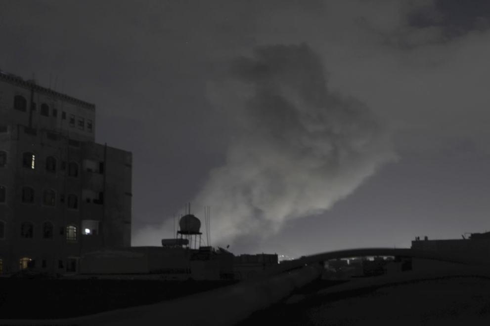 Най-малко девет цивилни са загинали при удари в йеменската столица