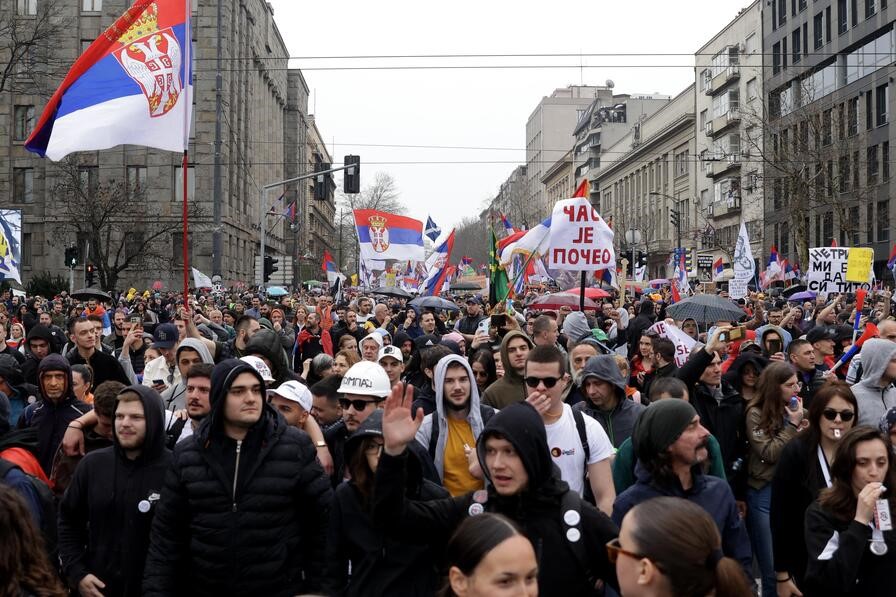 <p>Многохилядният протест в Белград в събота приключи с час по-рано заради опити за провокации от контрапротестиращи</p>