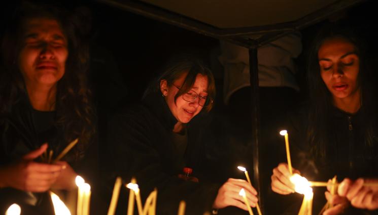 македония - В Кочани и Щип се прощават със загиналите младежи в дискотека (СНИМКИ)