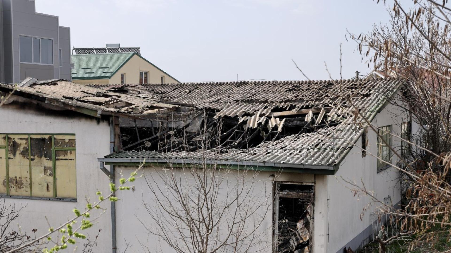 Внеделя след огромния пожар в местна дискотека десетки родители пристигаха