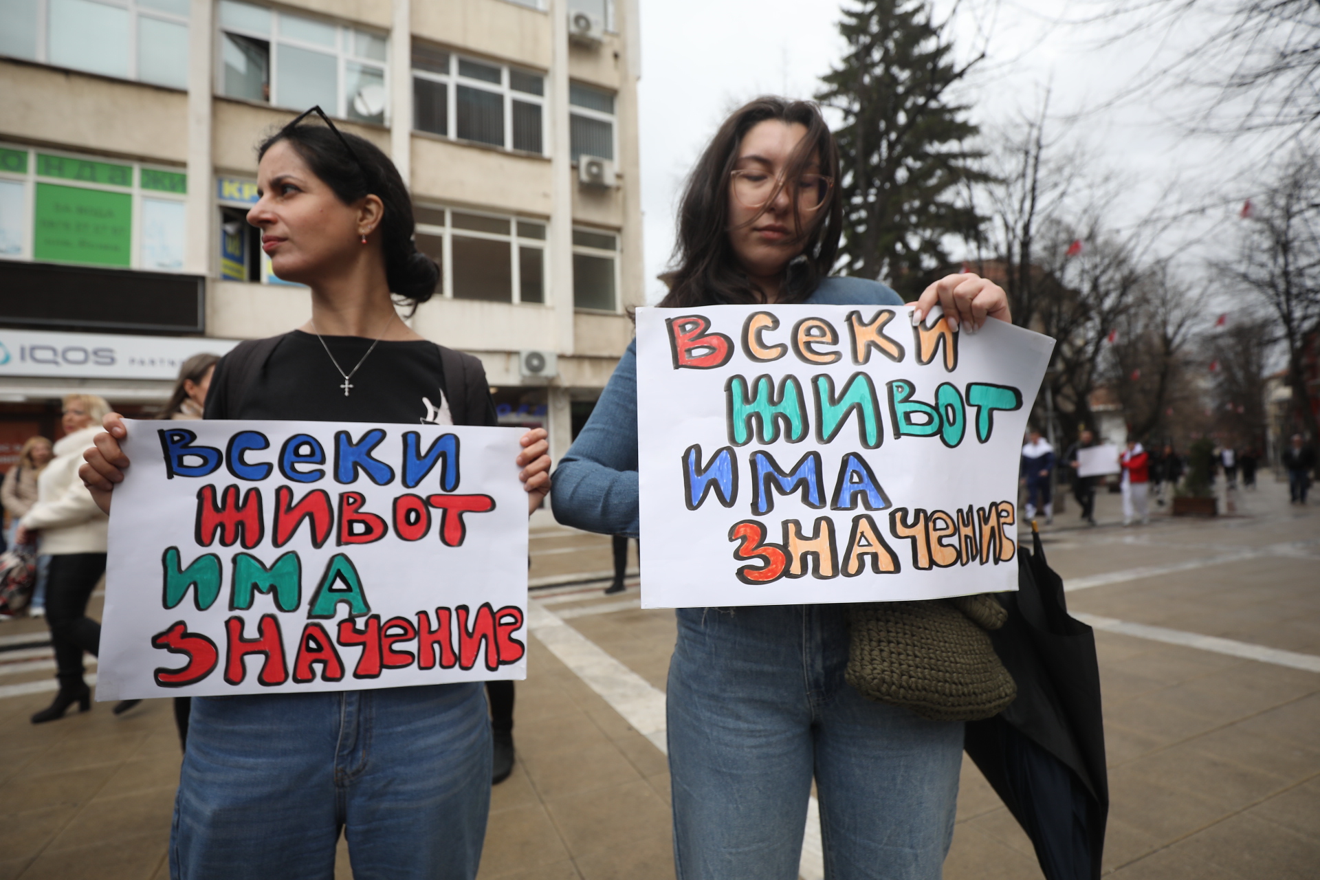 <p>Жители на Перник се събраха на протест срещу насилието над животни пред Съдебната палата в града.</p>