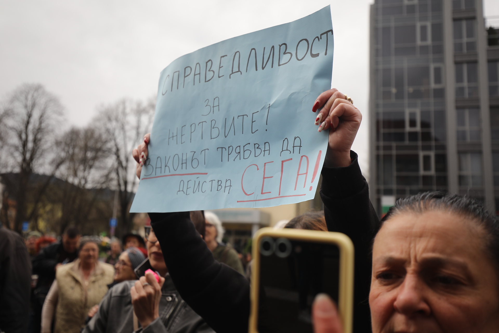 <p>Жители на Перник се събраха на протест срещу насилието над животни пред Съдебната палата в града.</p>