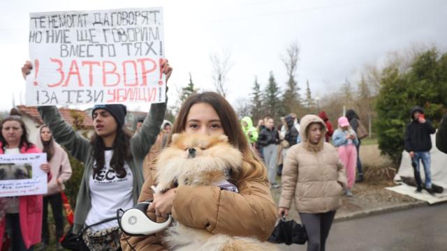 След бруталния случай с насилие над животни: Протест и пред къщата на семейството на обвиняемата (СНИМКИ)