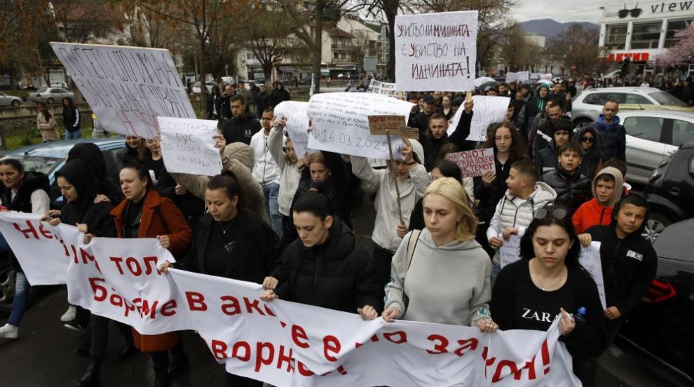 Стотици участваха в шествие в памет на загиналите в дискотеката в Кочани