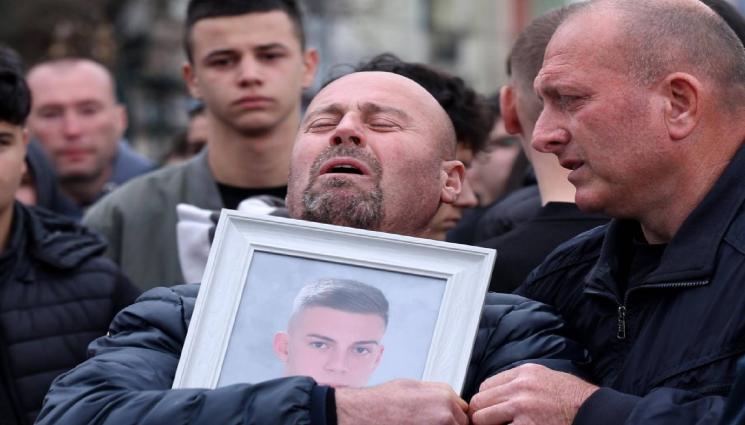 Кочани - БУНТ В КОЧАНИ: Хората изпотрошиха кафене на собственика на кървавата дискотека! (СНИМКА+ВИДЕО)